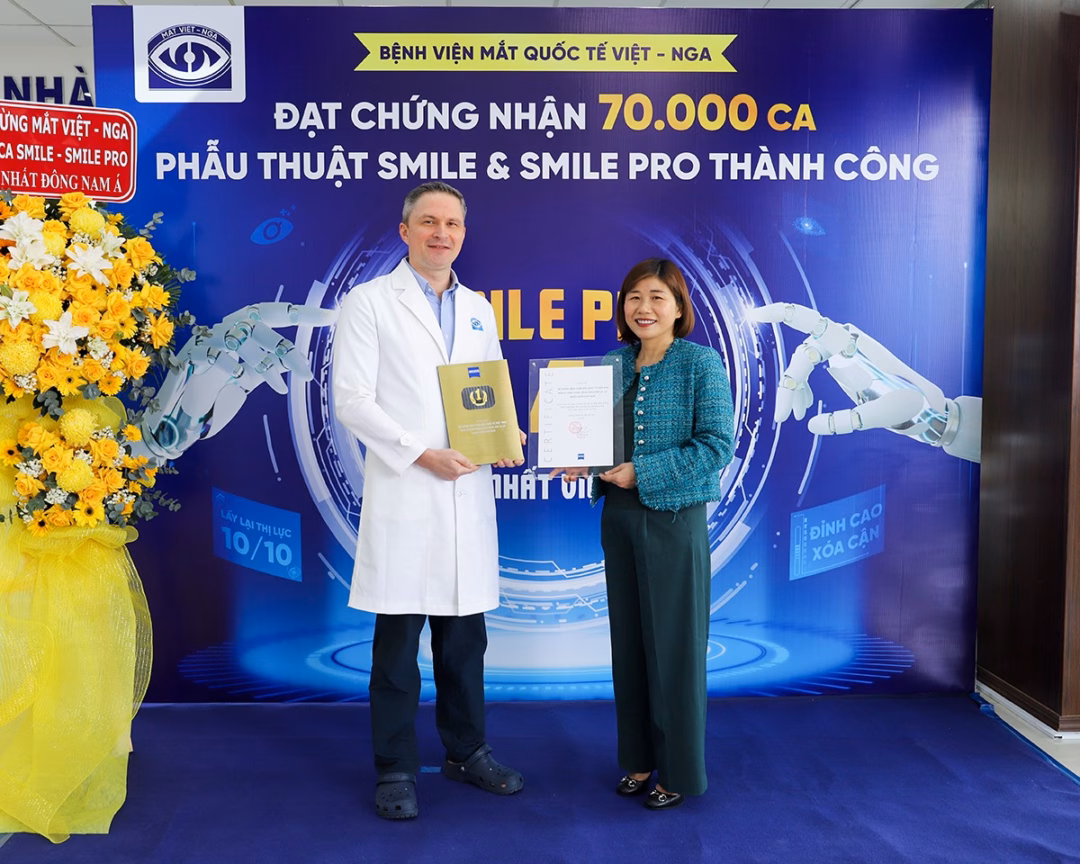Đại diện Bệnh viện Mắt Quốc tế Việt - Nga nhận chứng nhận ZEISS Smile&reg; Pro AI 4.0 nhiều nhất Việt Nam