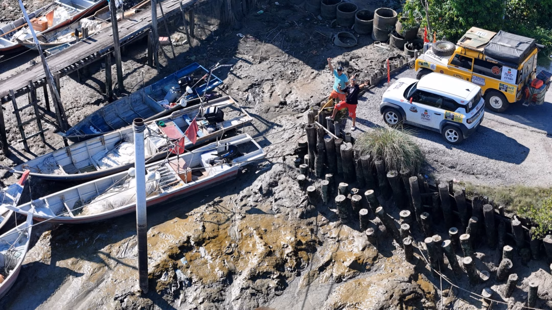 Hai chiếc xe dừng ch&acirc;n tại l&agrave;ng ch&agrave;i Sekinchan