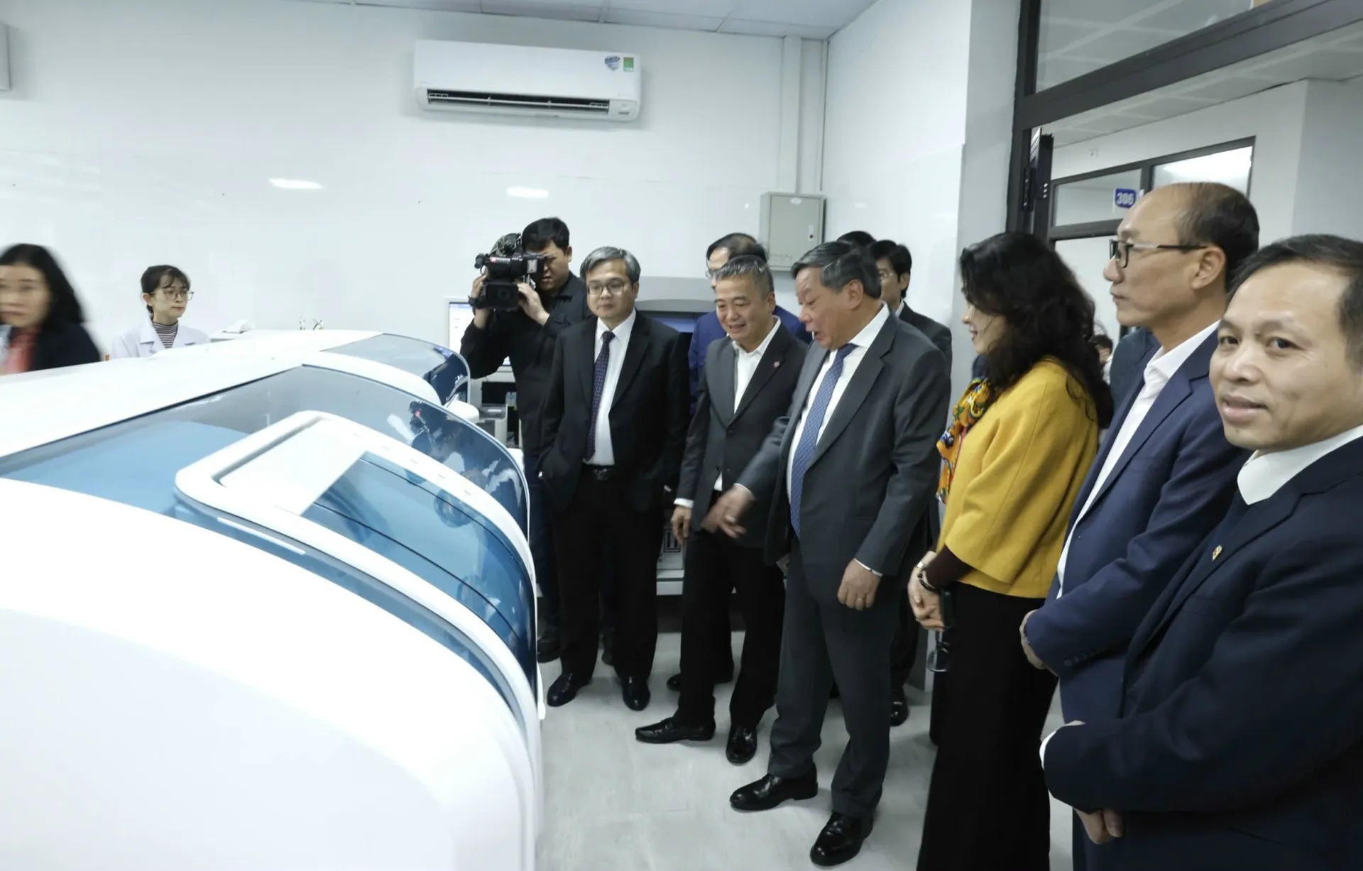 C&aacute;c đại biểu tham quan Ph&ograve;ng kh&aacute;m đa khoa Bệnh viện Đại học Y H&agrave; Nội cơ sở Vĩnh Hưng