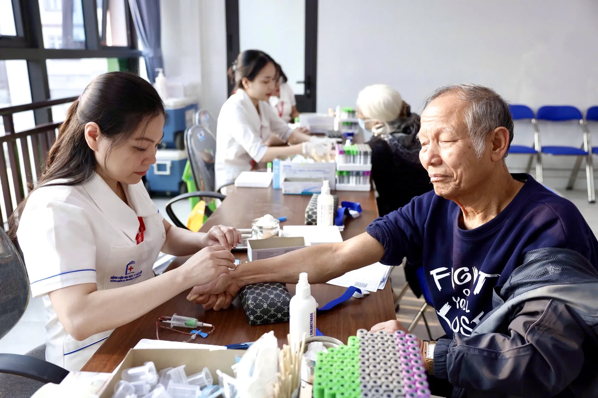 Chương tr&igrave;nh kh&aacute;m sức khỏe miễn ph&iacute; cho 300 đối tượng