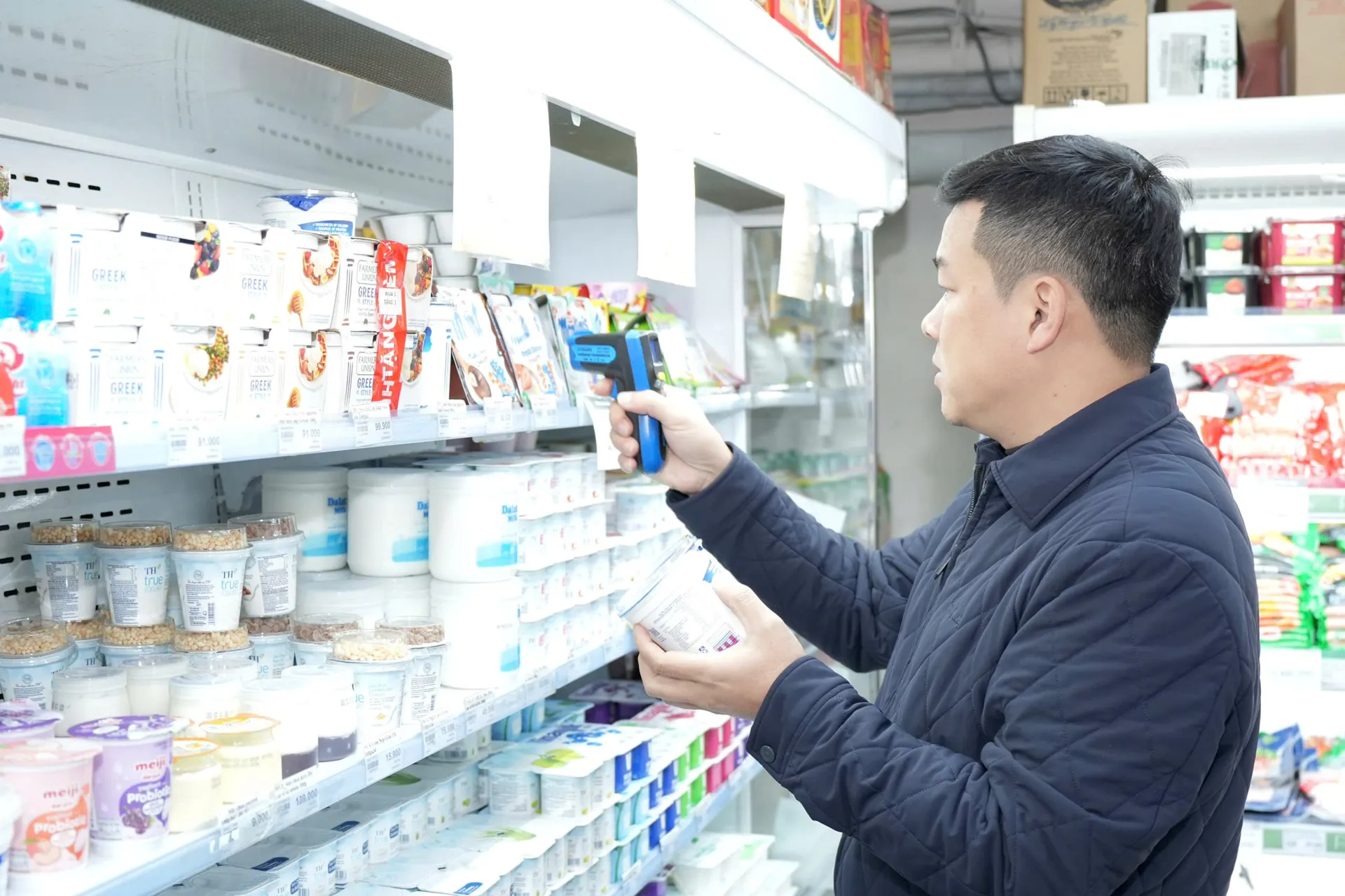 Đại diện Đo&agrave;n kiểm tra ATTP kiểm tra đồ hộp tại si&ecirc;u thị BRG