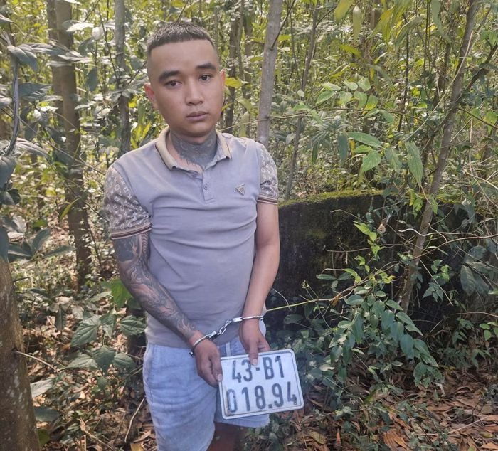 Nguyễn Văn Vinh c&ugrave;ng xe m&aacute;y BKS giả tại hiện trường