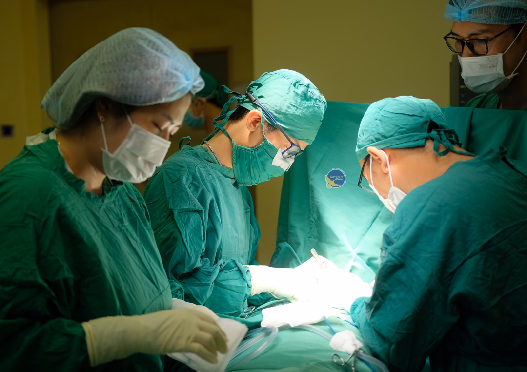 B&aacute;c sĩ thực hiện phẫu thuật cấp cứu cho bệnh nh&acirc;n bị kẹp cổ