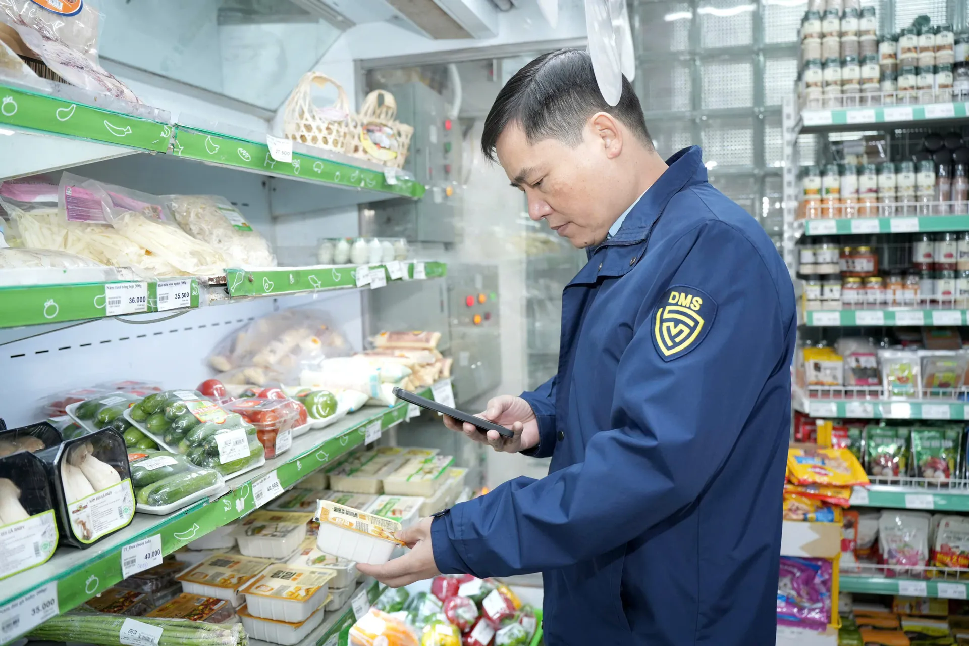 M&atilde; QR truy xuất nguồn gốc được qu&eacute;t tại si&ecirc;u thị BRG