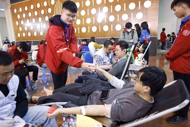Sinh vi&ecirc;n đăng k&yacute; hiến m&aacute;u tại Đại học B&aacute;ch khoa H&agrave; Nội trong Chủ Nhật Đỏ 2026