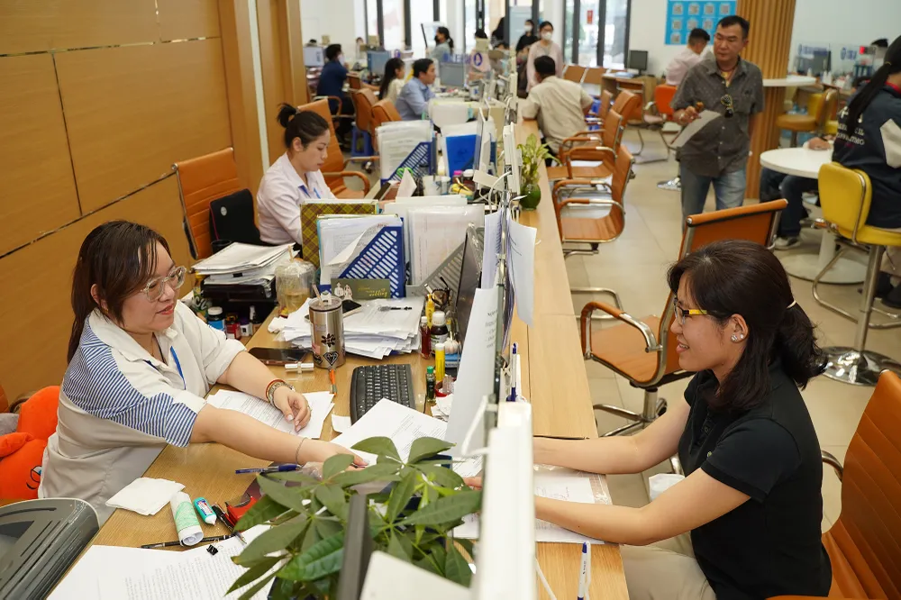 Cán bộ bộ phận một cửa quận 5, TP.HCM hỗ trợ người dân Công chức xã cần có trình độ đại học