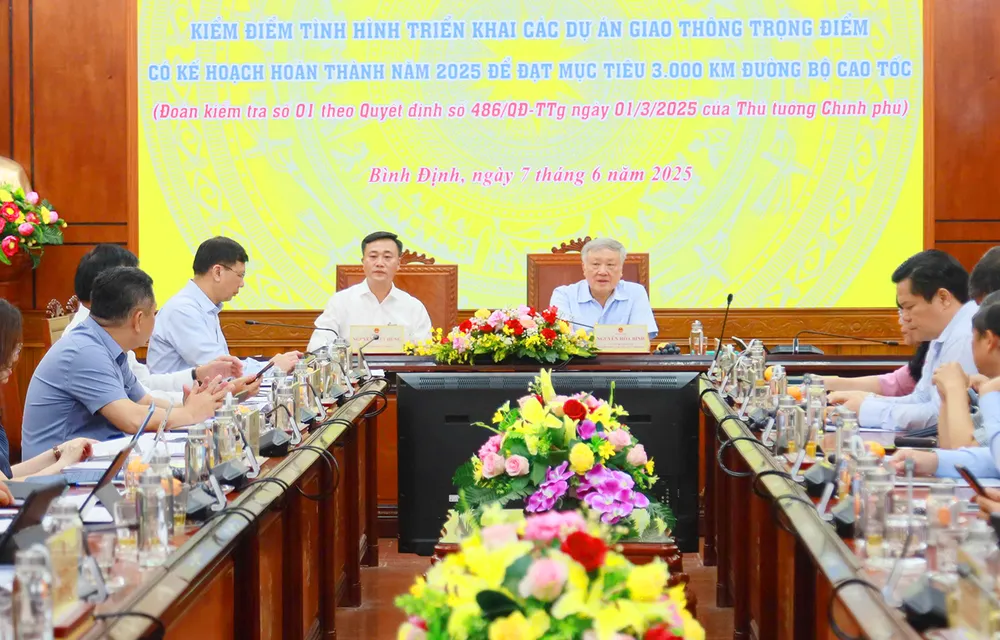 Phó Thủ tướng Nguyễn Hòa Bình chủ trì buổi làm việc về tình hình triển khai các dự án giao thông trọng điểm.