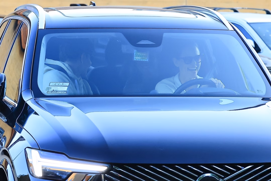 Bradley Cooper và Jennifer Garner cùng con ăn tối tại nhà hàng sang trọng ở Malibu The “Alias” co-stars and their kids left in the same car, with Garner driving. The Hollywood JR / BACKGRID