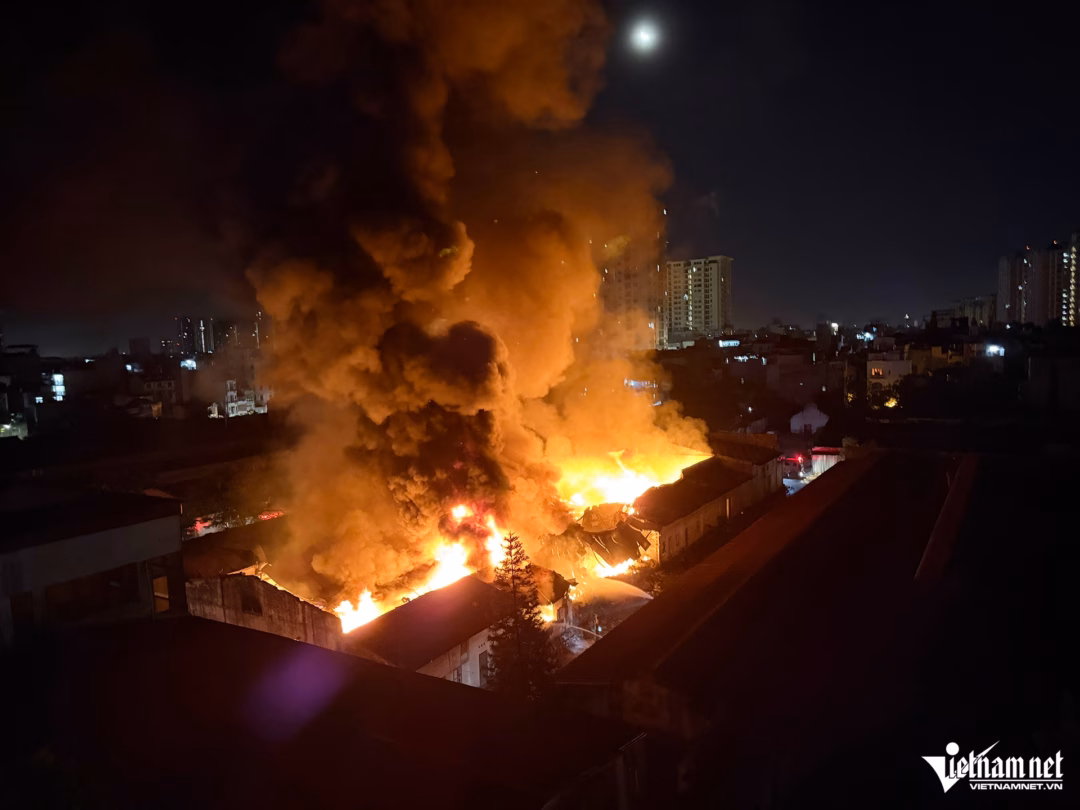 Hà Nội: Nghe loạt tiếng nổ, lửa bùng dữ dội tại kho xưởng ở quận Hà Đông Gần 0h ngày 19/7, một tiếng nổ lớn vang lên bên trong khuôn viên của Công ty CP XNK Rau Quả I (ngõ 389 Trương Định, phường Tương Mai, Hà Nội). Sau đó, ngọn lửa nhanh chóng bùng dữ dội.
