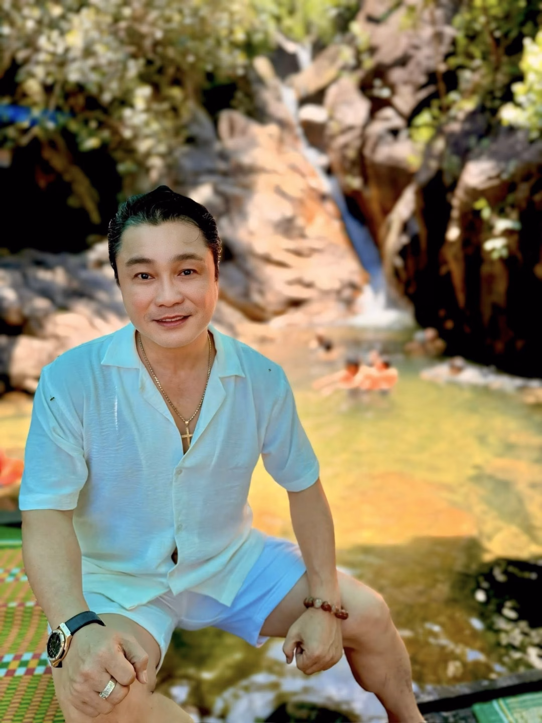 Thanh Lam quyến rũ trên du thuyền, Lý Hùng bên suối Tú Liên Tài tử Lý Hùng tận hưởng cảnh sắc Suối Tiên (Quế Sơn, Đà Nẵng).