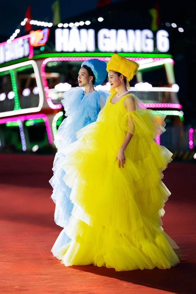 Tiểu Vy làm vedette ở sàn runway bên sông Hàn Hai first face Quỳnh Anh và Bùi Quỳnh Hoa mở màn bộ sưu tập trong sắc vàng và xanh sky blue