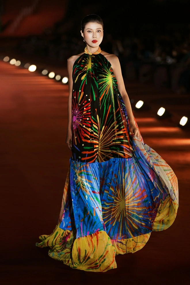 Tiểu Vy làm vedette ở sàn runway bên sông Hàn Hoa hậu Tiểu Vy làm vedette show thời trang ở cảng sông Hàn Đà Nẵng- Ảnh 5.