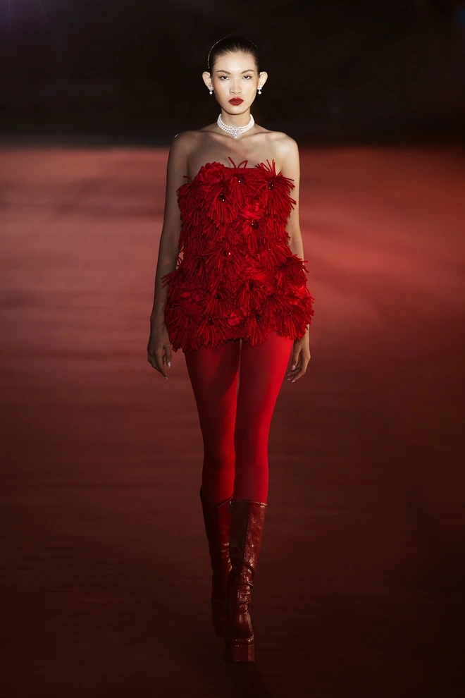 Tiểu Vy làm vedette ở sàn runway bên sông Hàn Hoa hậu Tiểu Vy làm vedette show thời trang ở cảng sông Hàn Đà Nẵng- Ảnh 10.
