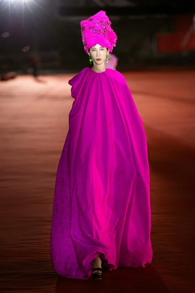 Tiểu Vy làm vedette ở sàn runway bên sông Hàn Những gam màu nổi bật, rực rỡ mang đậm tinh thần tươi vui và sự lạc quan