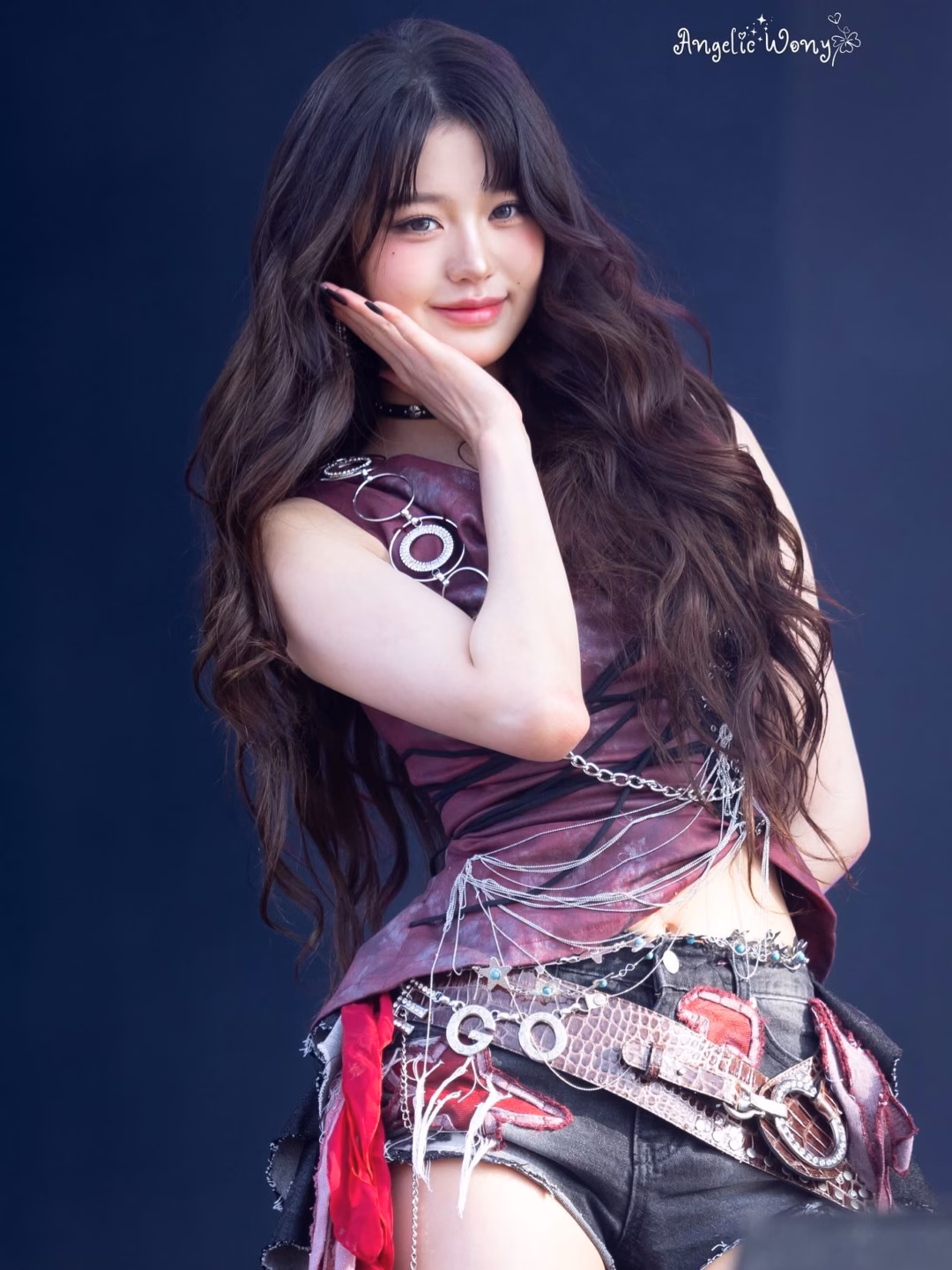 Công chúa Kpop Jang Wonyoung bị chỉ trích vì tăng cân Jang Wonyoung vẫn ghi điểm với visual xinh đẹp, rạng rỡ trong những buổi biểu diễn gần đây. Việc tăng cân không ảnh hưởng nhiều đến visual của "công chúa Kpop.