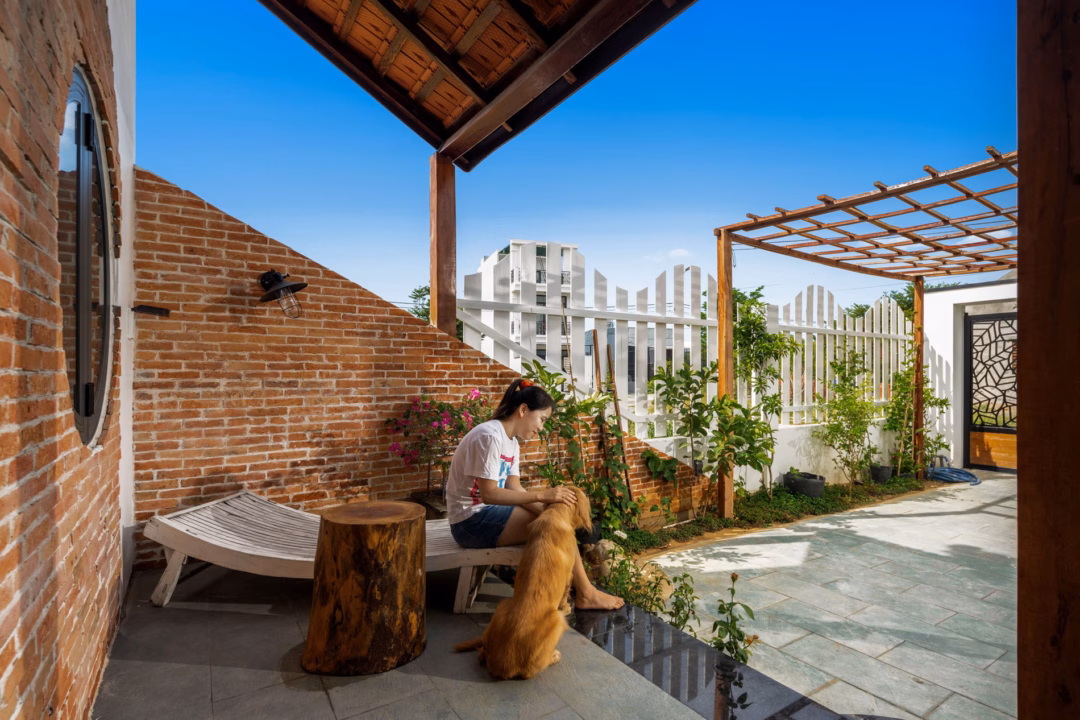 Đà Nẵng: Cặp vợ chồng xây nhà 70m2 lùi sâu, sân trước rộng rãi như resort Để khắc họa điều này, KTS Nguyễn Hoàng Việt cùng các cộng sự là KTS Quốc Anh, KTS Phương Thảo và KTS Xuân Thành đã sử dụng mái ngói và gỗ tự nhiên để định hình kiến trúc tổng thể của công trình.