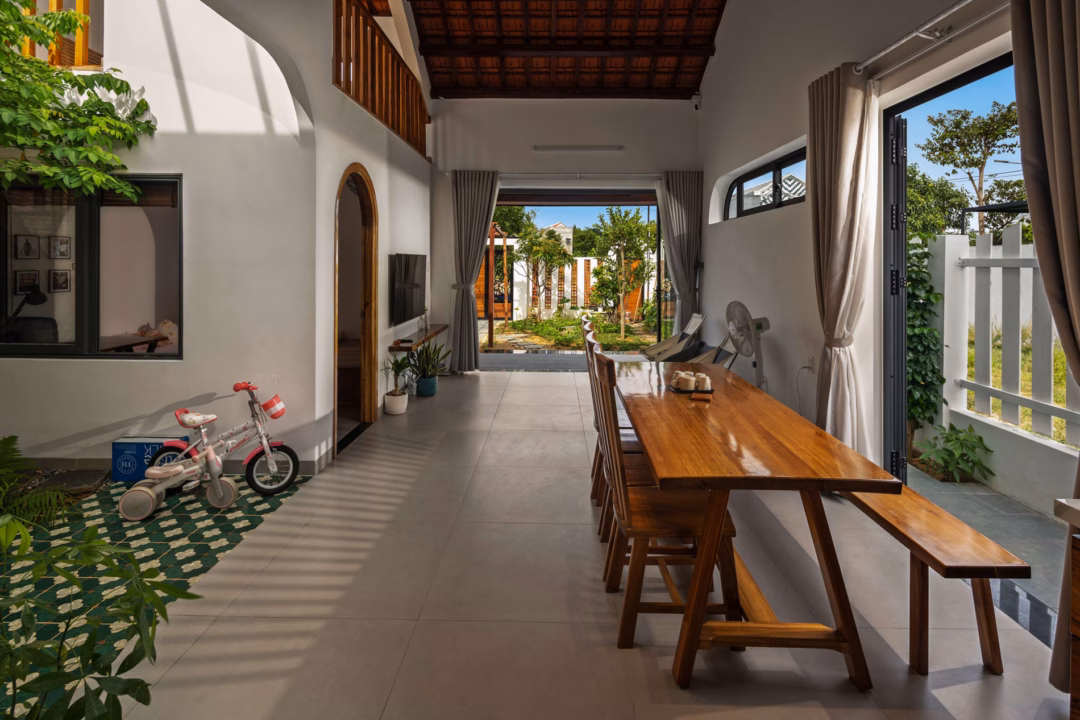 Đà Nẵng: Cặp vợ chồng xây nhà 70m2 lùi sâu, sân trước rộng rãi như resort
