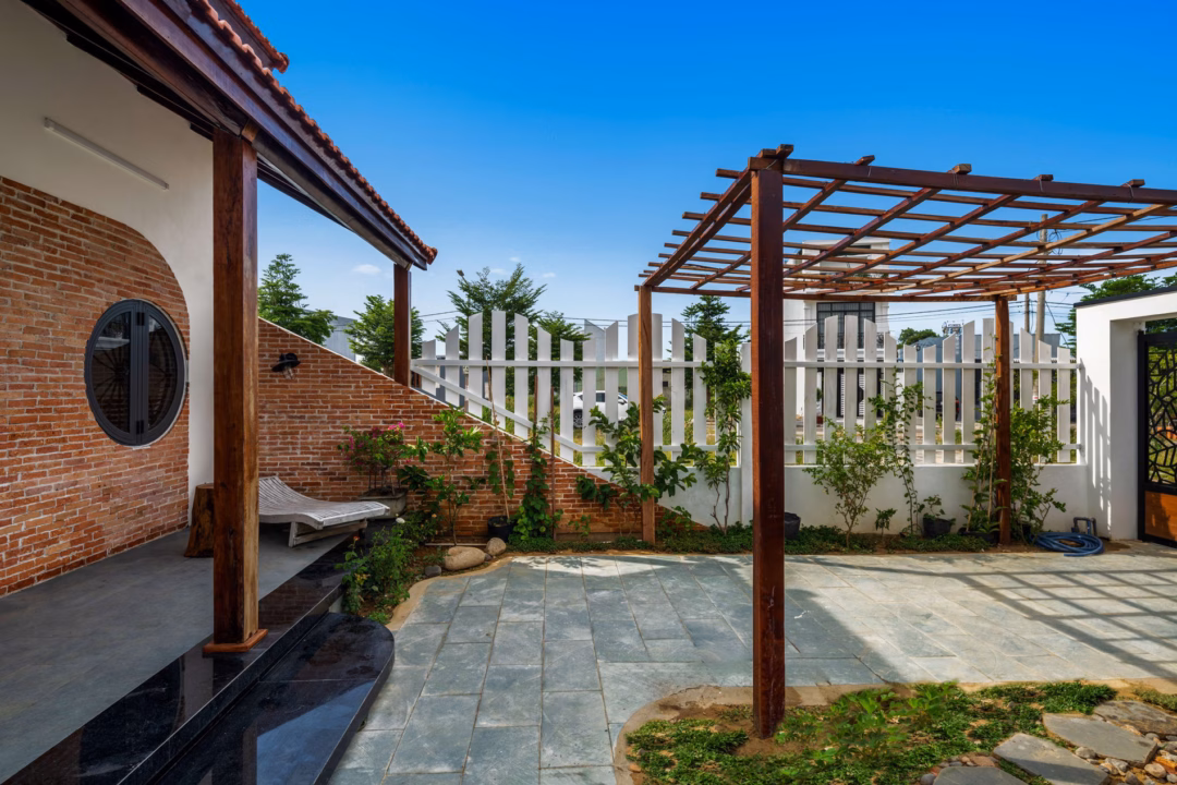 Đà Nẵng: Cặp vợ chồng xây nhà 70m2 lùi sâu, sân trước rộng rãi như resort