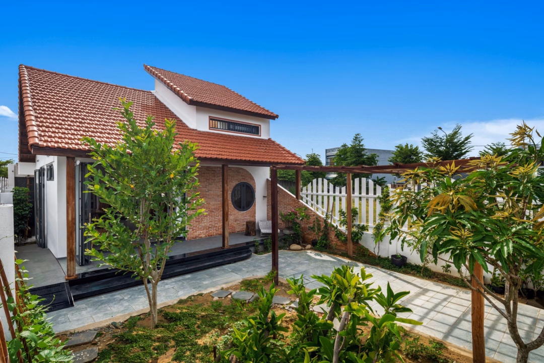 Đà Nẵng: Cặp vợ chồng xây nhà 70m2 lùi sâu, sân trước rộng rãi như resort