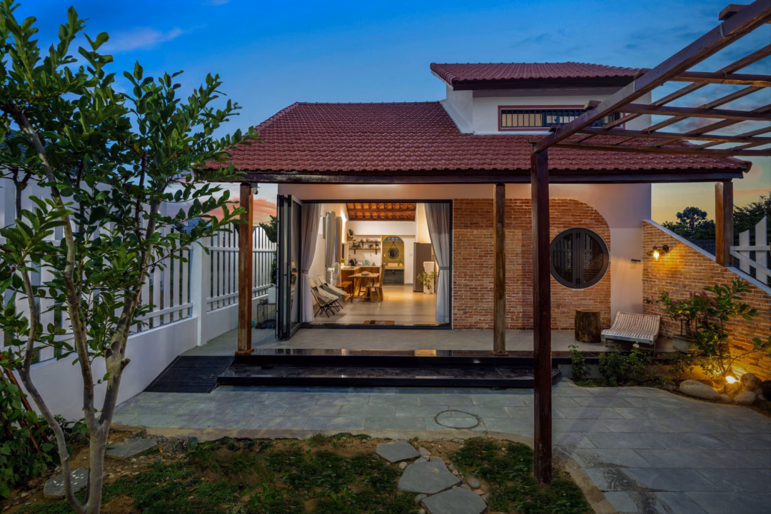 Đà Nẵng: Cặp vợ chồng xây nhà 70m2 lùi sâu, sân trước rộng rãi như resort