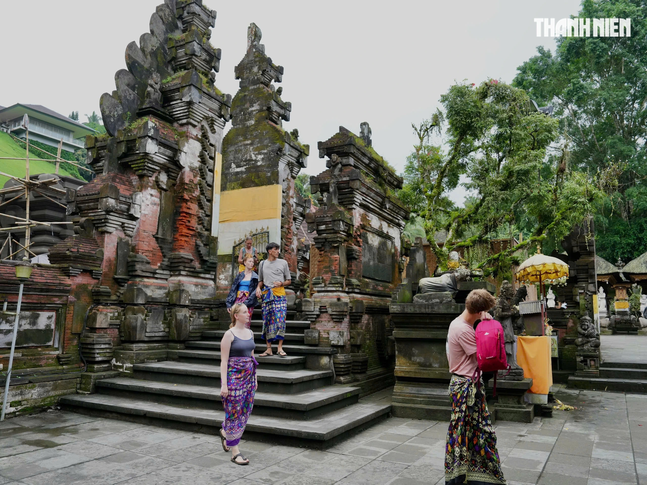 Đền được xây dựng theo phong cách kiến trúc Balinese Hindu cổ điển, chia thành ba khu vực chính - tương ứng với ba tầng thiêng liêng trong quan niệm Hindu giáo. Du khách vào tham quan bắt buộc phải quấn sà rông, một số khu vực yêu cầu du khách nữ phải cột tóc