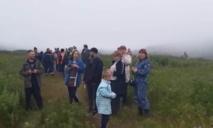 Động đất Nga gây sóng thần, nhà máy Fukushima sơ tán nhân viên
Người dân sơ tán lên điểm cao ở bán đảo Kamchatka của Nga hôm nay. Ảnh: RIA Novosti