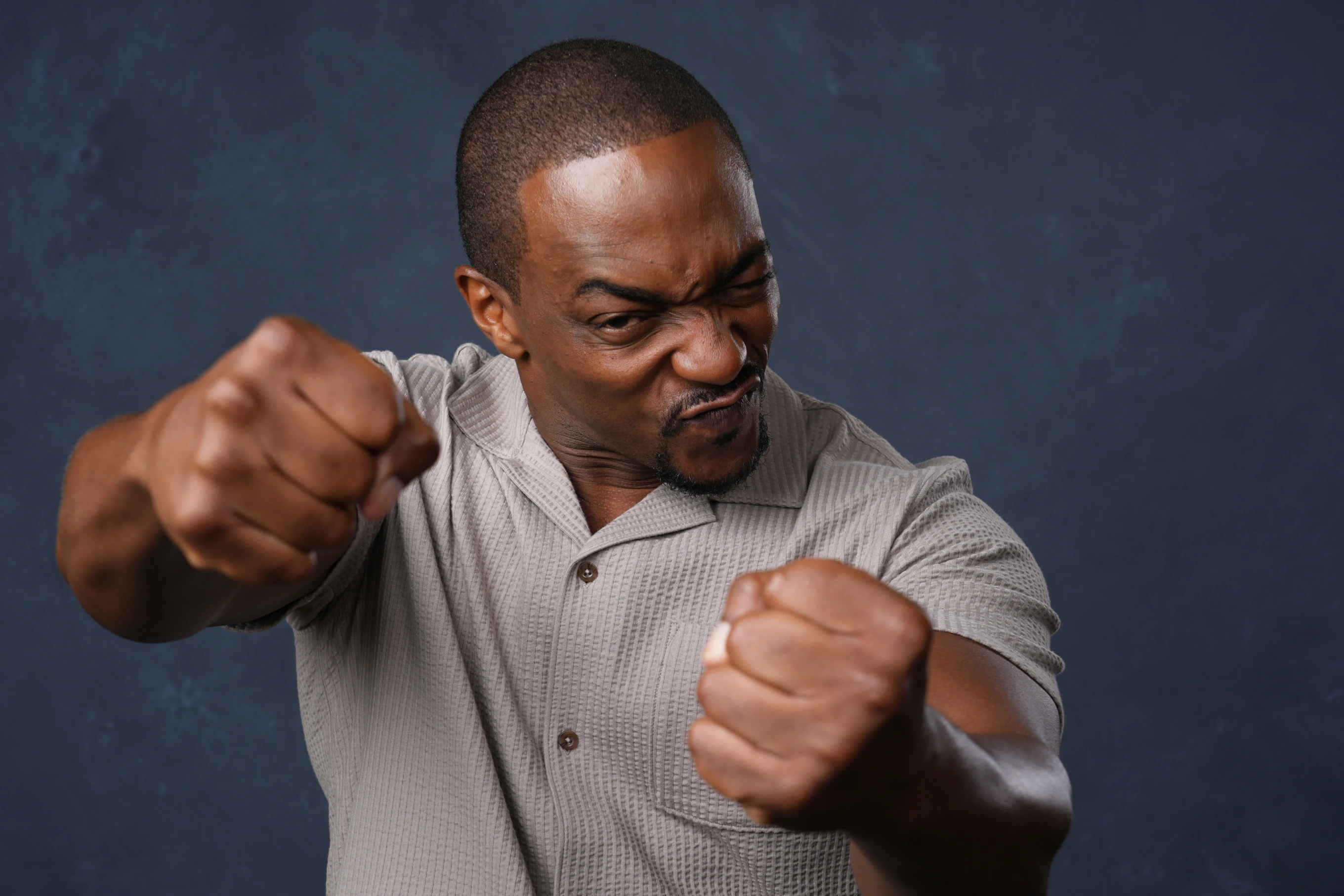 Hàng nghìn người hâm mộ dự Comic-Con 2025 với nhiều ngôi sao và trải nghiệm tương tác Anthony Mackie poses for a portrait to promote “Twisted Metal” during Comic-Con International on Thursday, July 24, 2025, in San Diego. (AP Photo/Chris Pizzello)