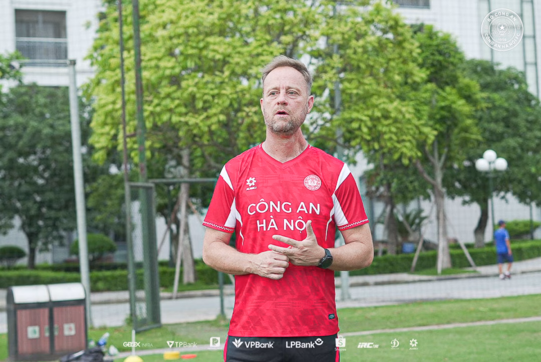 HLV Alexandre Polking dẫn dắt ĐT Singapore, Ronaldo khó chịu vì bị quây kín Ảnh: ChatGPT.