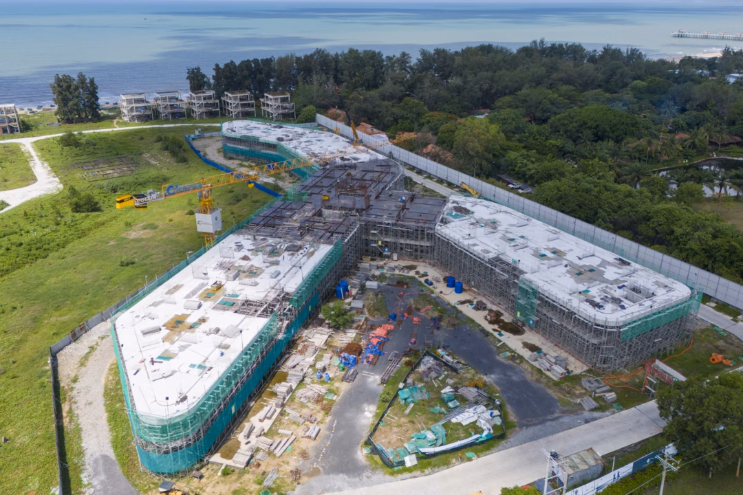 Cách đó khoảng vài km, phân khu 1 của dự án Charm Hồ Tràm Resort cũng đang được các nhà thầu khẩn trương thi công. Phân khu 1 có tổng diện tích 7,2 ha với các loại hình căn hộ biển và biệt thự, cung cấp ra thị trường 1.086 căn hộ (studio, 1-3 phòng ngủ) và 90 căn biệt thự.