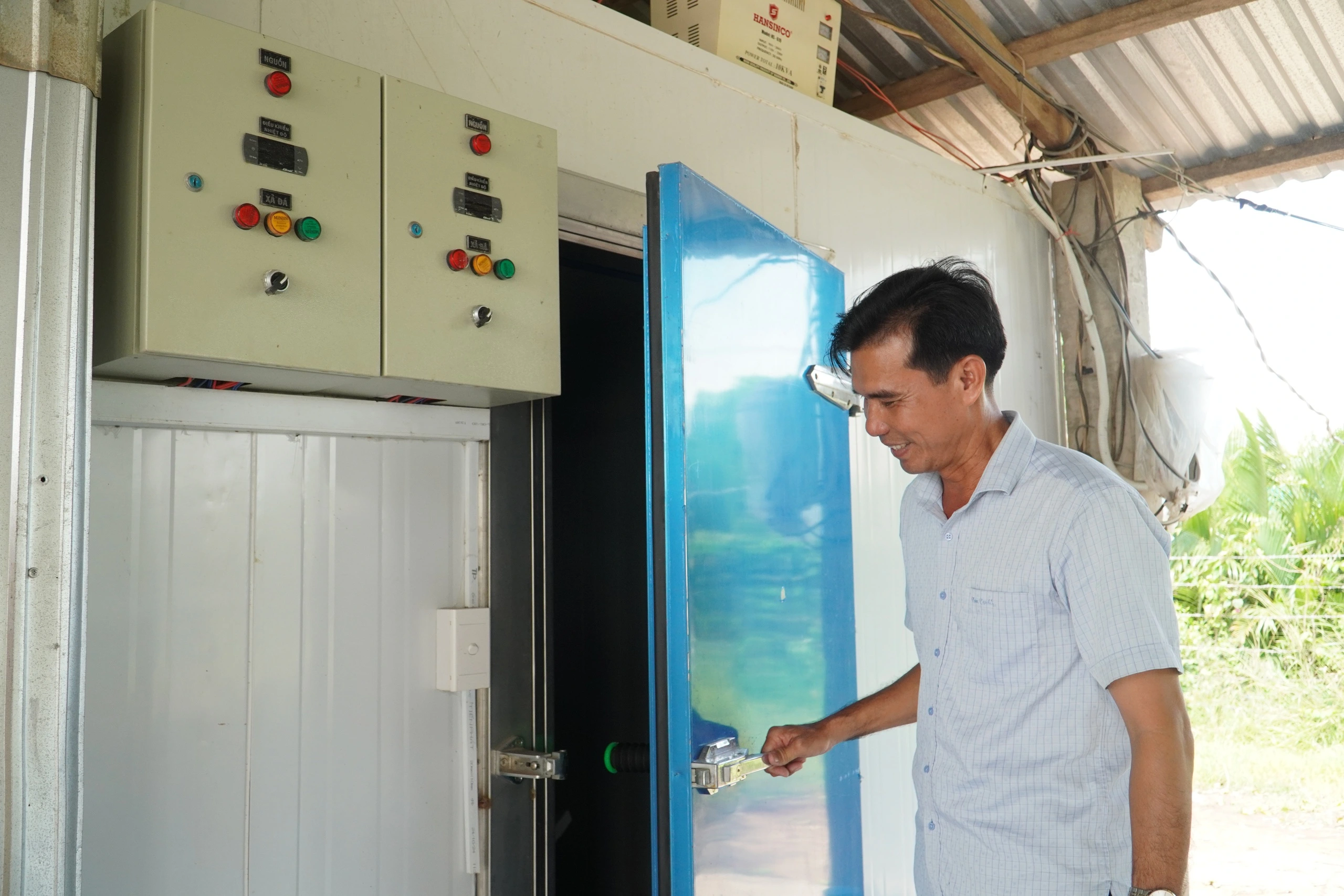 Ông Phục đầu tư thiết bị sau thu hoạch như kho lạnh, hệ thống rửa trái cây, quy trình phân loại, đóng gói chuyên nghiệp