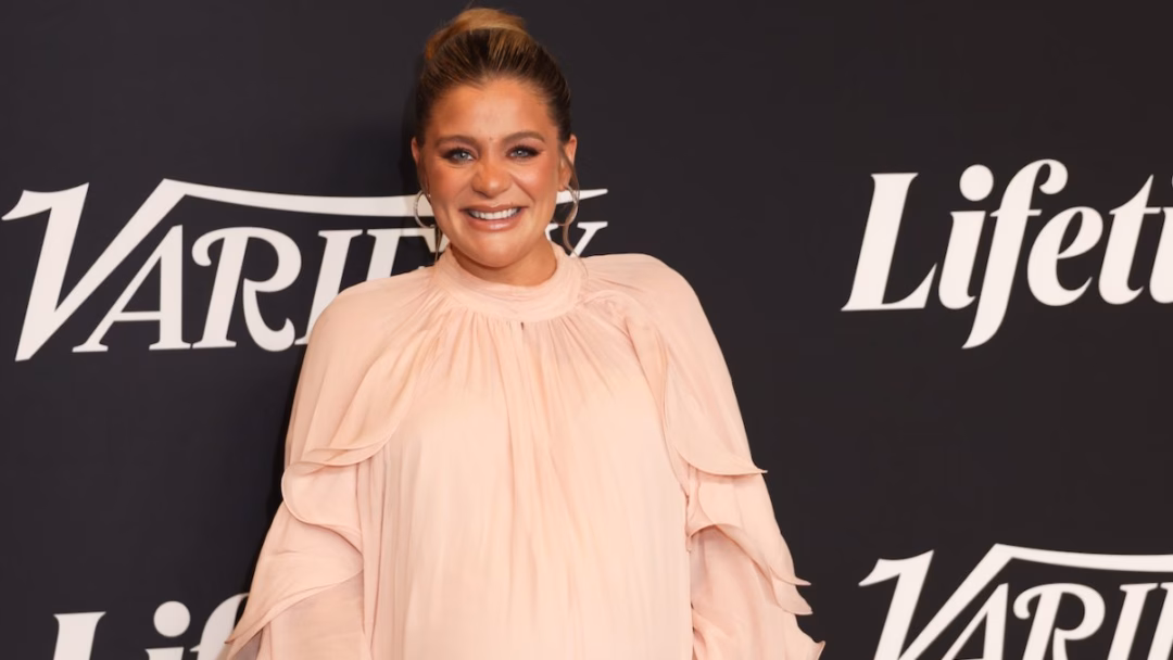Sao Hoa hậu Mỹ Linh và loạt sao nữ Hollywood đồng loạt thông báo mang thai, sinh con Lauren Alaina GettyImages 2212940434