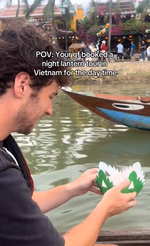 Thả đèn hoa đăng ở Hội An: Cặp đôi khách Tây ‘dở khóc dở cười’ vì đặt lịch sai Câu chuyện dở khóc dở cười của hai khách Tây