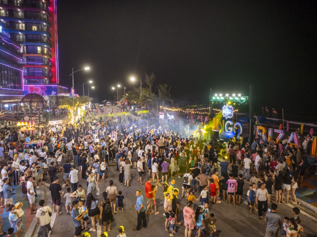 Thanh Hóa bứt phá với du lịch đêm và party economy 24/7 tại Flamingo Ibiza Hải Tiến Không gian lễ hội ven biển được thiết kế để chiều lòng thế hệ du khách mới năng động, cá tính và mong muốn nhiều yếu tố cảm xúc (Ảnh: Flamingo Holdings).