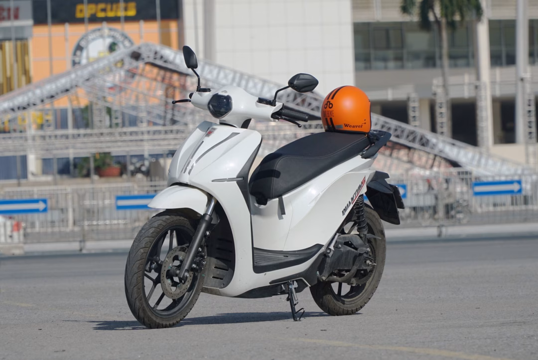 Xe máy điện Việt Nam chinh phục đèo núi dài, phá vỡ quan niệm về quãng đường ngắn Trước giờ xuất phát tại sân vận động Mỹ Đình.