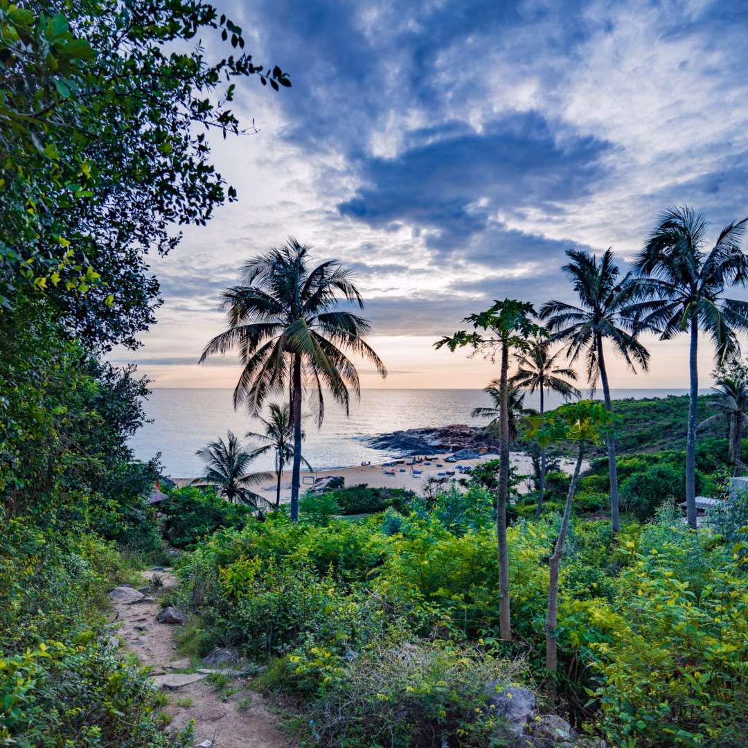 Gò Cỏ – Làng nổi ven biển Sa Huỳnh, nơi ngư dân làm homestay đón du khách “Làng Gò Cỏ mang tới cảm giác rất khác so với những ngôi làng du lịch thông thường, giống như mình bước vào một ngôi làng bình dị không hề có dấu hiệu du lịch hóa. Cả làng chỉ có một con đường nhỏ, vắng người, xa xa là tiếng sóng vỗ vào đá cát và mùi mặn nồng quen thuộc của làng chài”, anh Nhật kể về ấn tượng đầu tiên.