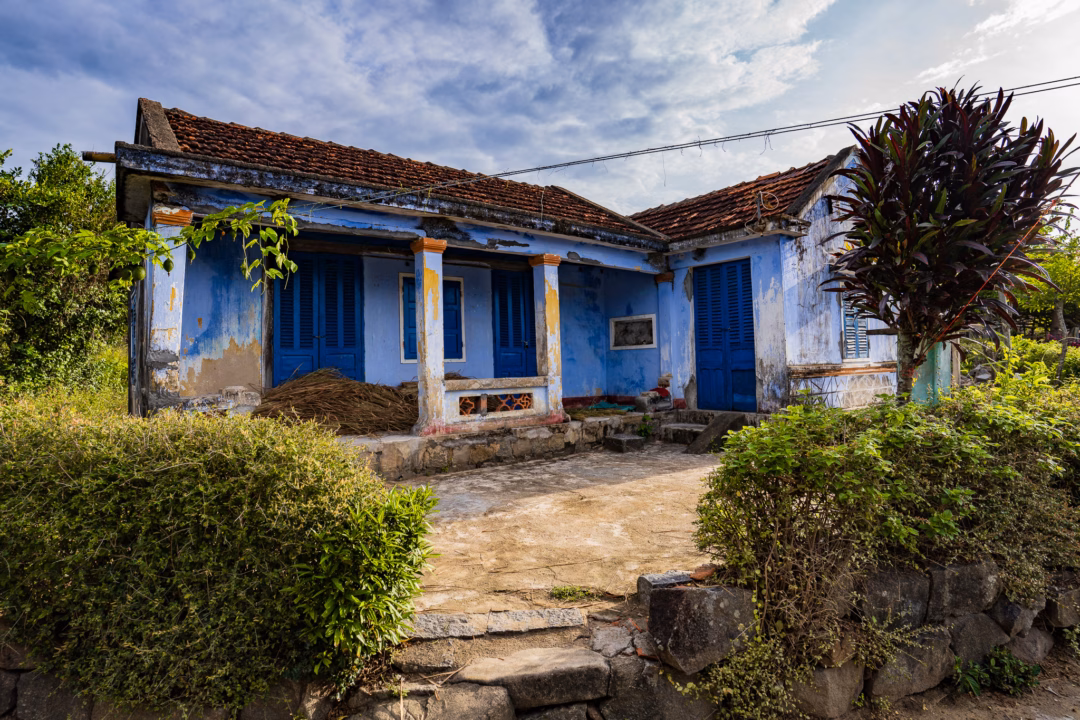 Gò Cỏ – Làng nổi ven biển Sa Huỳnh, nơi ngư dân làm homestay đón du khách Hiện tại, làng Gò Cỏ có khoảng 20 hộ làm homestay, đặc điểm của làng là nhiều cái không: không quán nhậu, không internet, không karaoke, không rác thải... Gò Cỏ thực sự là nơi hiếm có còn giữ lại nét hoang sơ như một “ốc đảo” giấu mình giữa thế giới ồn ào, náo nhiệt ngoài kia. Mới đây, trong chặng 2 chương trình Gia đình Haha các nhân vật trải nghiệm làm muối Sa Huỳnh, tham quan làng Gò Cỏ, trồng lúa, đi thuyền đánh cá đêm...