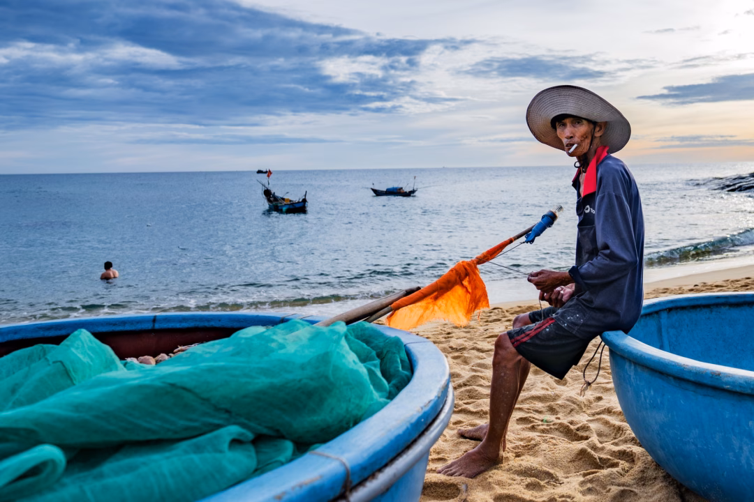 Gò Cỏ – Làng nổi ven biển Sa Huỳnh, nơi ngư dân làm homestay đón du khách Cô Đi chú Bình rất thân thiện, giản dị, sống cùng cô chú cảm giác như được về nhà người thân ở quê. Họ không chỉ là chủ nhà đón tiếp mà còn thật sự sống cùng, từ nấu những bữa cơm giản dị cho tới các sinh hoạt công việc thường ngày. Hai con nhỏ của anh Nhật luôn được cô Đi hỏi han, gợi ý thêm các món ăn cho vừa miệng. Không khí trong nhà lúc nào cũng ấm áp thân tình.