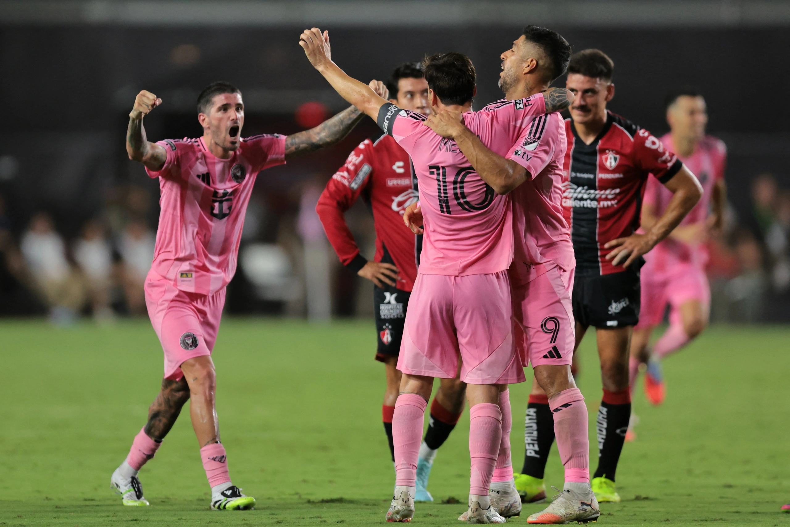 Sự có mặt của người bạn thân Rodrigo De Paul (trái), coi như đã chắp cánh cho Messi tung hoành ở bóng đá Mỹ
