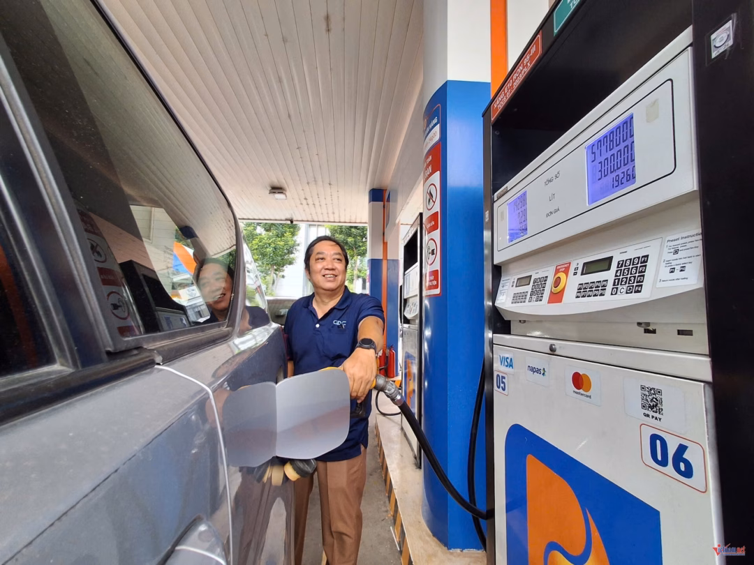 Người tiêu dùng vẫn dè dặt với xăng E10 Các cây xăng Petrolimex tại TPHCM đã bố trí vòi xăng E10 phục vụ khách hàng. Ảnh: Trần Chung
