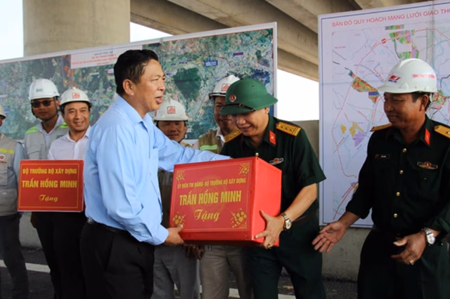 Bộ trưởng Trần Hồng Minh tặng qu&agrave; động vi&ecirc;n c&aacute;c đơn vị thi c&ocirc;ng tuyến cao tốc