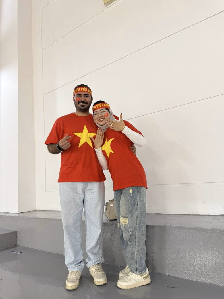 Th&aacute;i An v&agrave; Naeem Ali tr&ecirc;n trực thăng ở Dubai, khoảnh khắc cầu h&ocirc;n bất ngờ