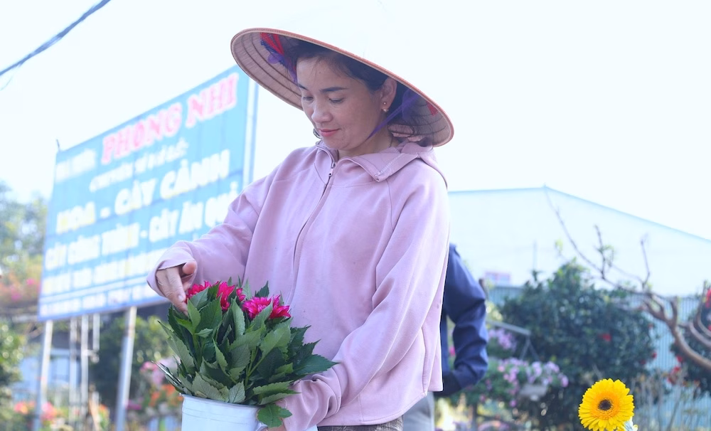 Chị Nguyễn Thị Nhi nhập hơn 30 loại hoa, c&acirc;y cảnh để chuẩn bị cho m&ugrave;a Tết