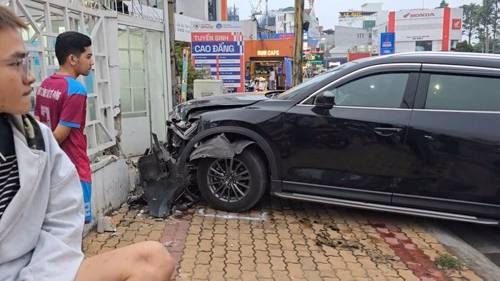 Chiếc &ocirc; t&ocirc; g&acirc;y tai nạn tr&ecirc;n V&otilde; Văn Ng&acirc;n