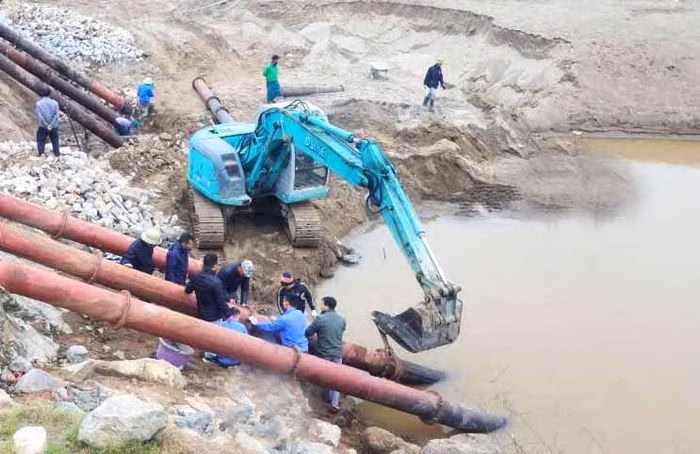 C&ocirc;ng nh&acirc;n X&iacute; nghiệp Thủy lợi Ba V&igrave; nạo v&eacute;t l&ograve;ng dẫn tại Trạm bơm d&atilde; chiến Sơn Đ&agrave;