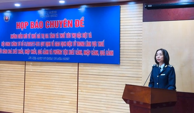 Đại diện Ban Nghiệp vụ thuế hải quan chia sẻ tại buổi họp b&aacute;o