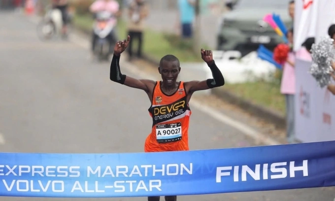 Kennedy Njogu Muhia (Kenya) &ndash; V&ocirc; địch VnExpress Marathon All-Star 2025 với thời gian 2 giờ 16 ph&uacute;t 52 gi&acirc;y