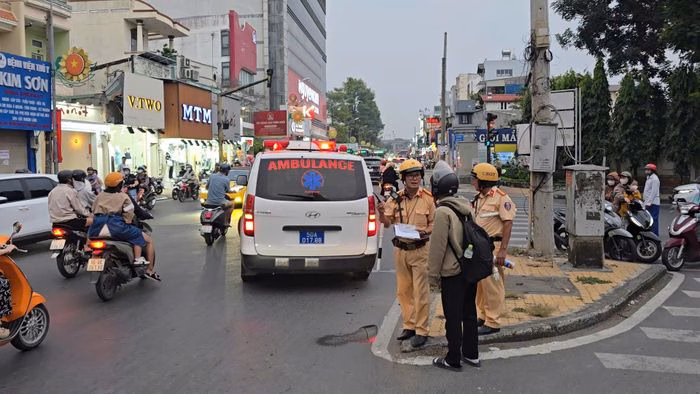 Lực lượng CSGT c&oacute; mặt tại hiện trường vụ tai nạn
