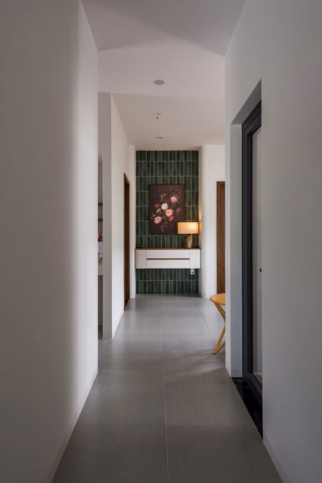 Ph&ograve;ng ngủ với cửa sổ mở rộng