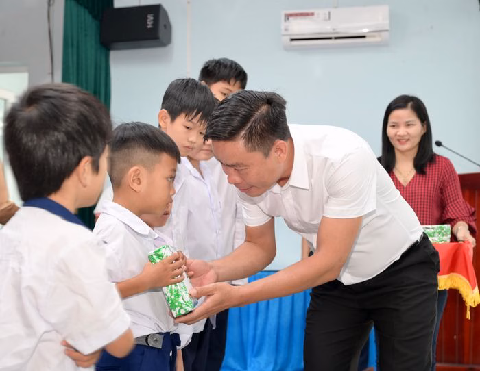 Ph&oacute; Chủ tịch Trương Th&agrave;nh Quang trao học bổng cho c&aacute;c em học sinh