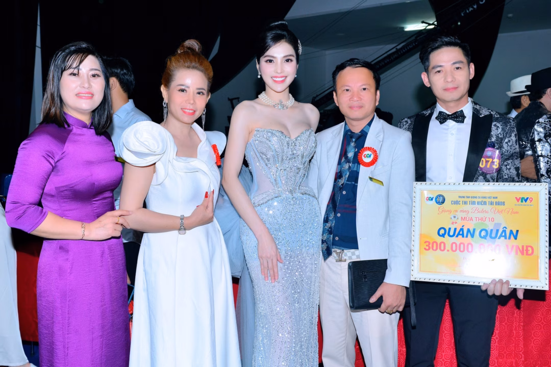 Kim Huyền Sâm chụp ảnh cùng quán quân và ekip Kim Huyền Sâm chụp ảnh cùng quán quân và ekip